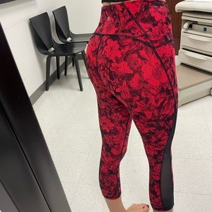 Lululemon Athletica Cropped Leggings with mesh detailing in size 6